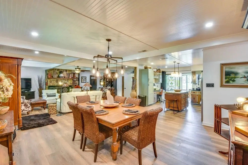 Whimsical Athens Home - 3 Mi to Sanford Stadium