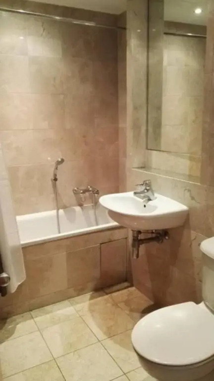 Modern 2 Bedroom Apartment With Balcony in Canary Wharf