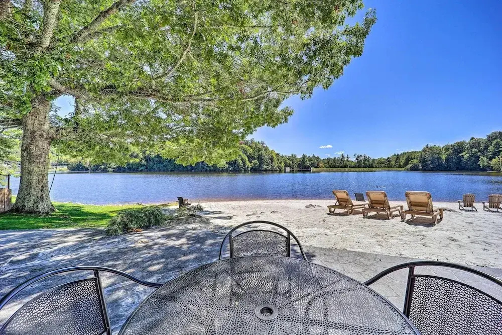 Wooded Cabin w/ 2 Decks on Golf Course in Newland!