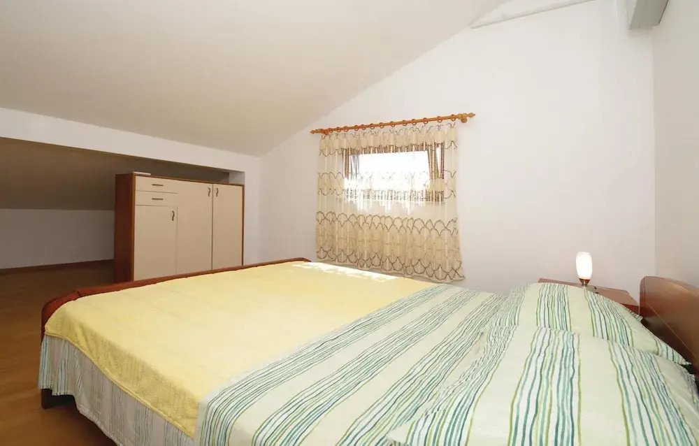 Nice Home in Stari Grad With Wifi and 4 Bedrooms