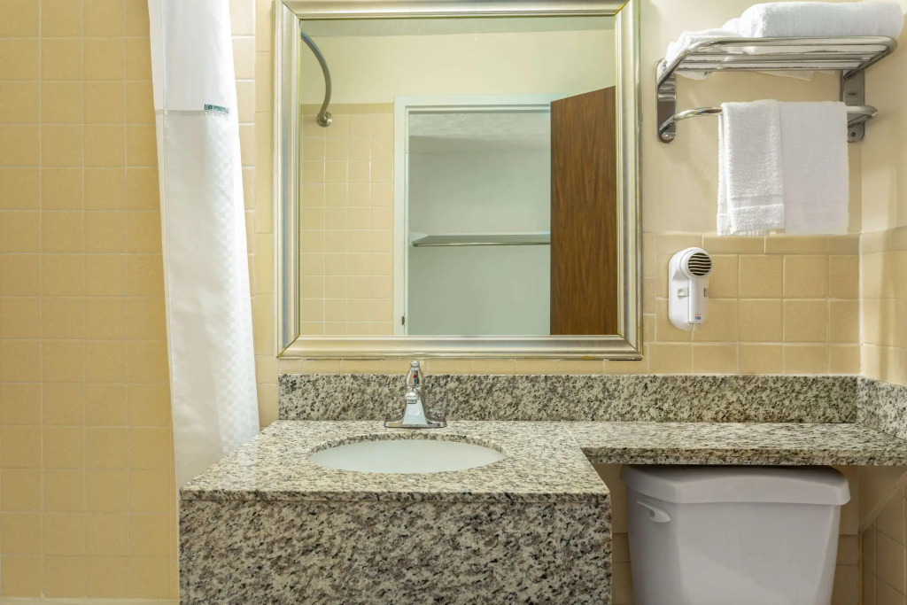 Days Inn by Wyndham Breezewood