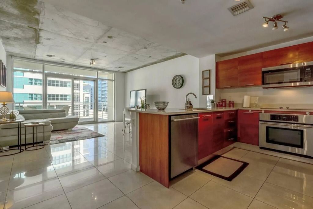 City Condo - In Midtown with pool and parking