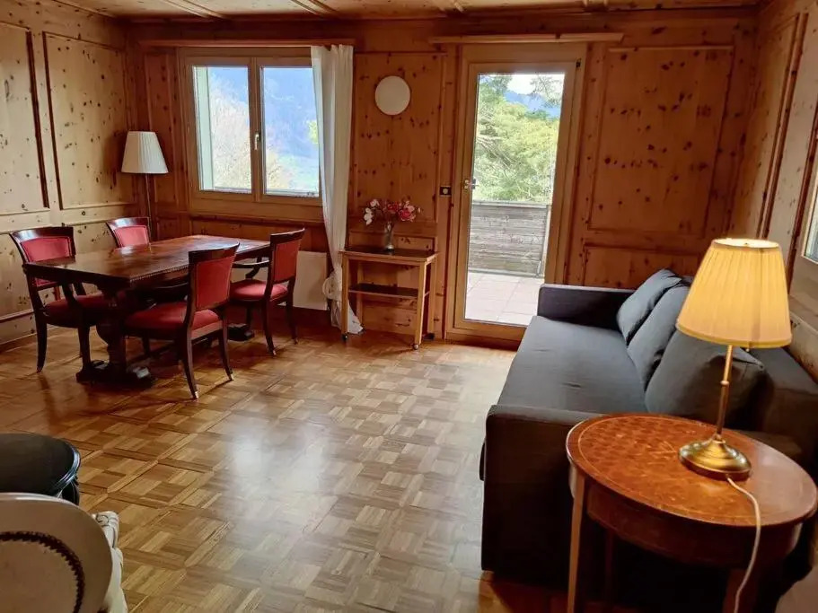 Grosse 2 ZImmer Wohnung mit Terrasse