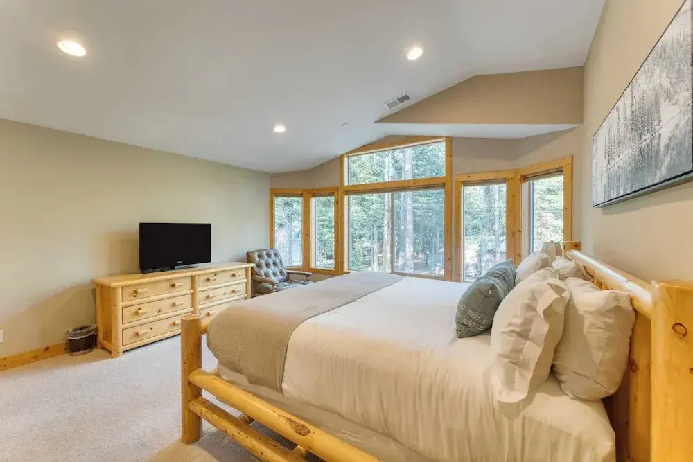Washoe Chalet by Avantstay Game Room, Hot Tub, Putting Green & Fire Pit