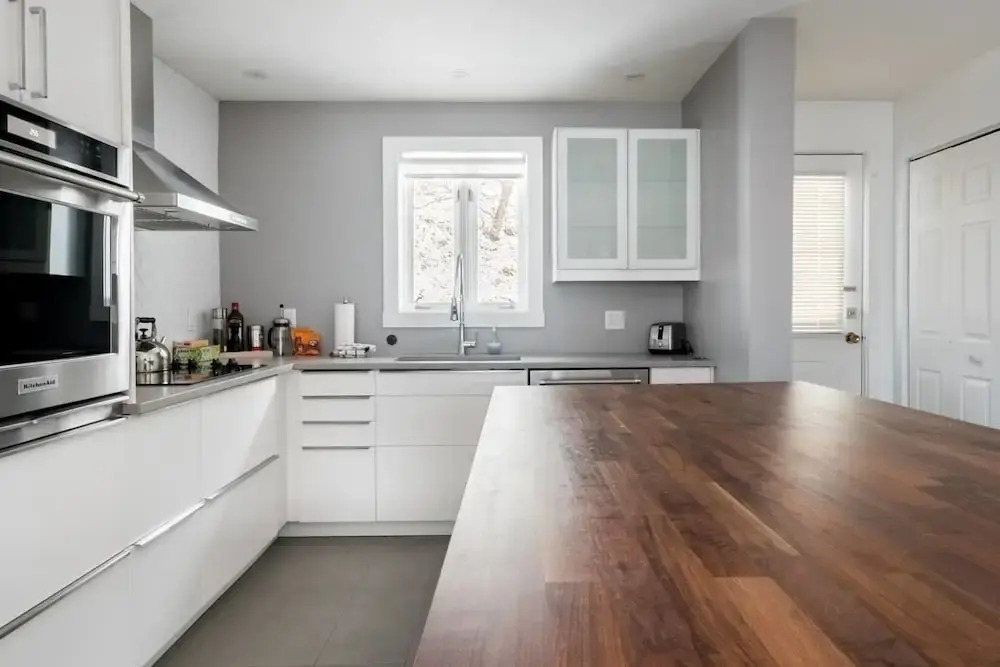 Commodious Condominium in Tranquil Lakeside Setting