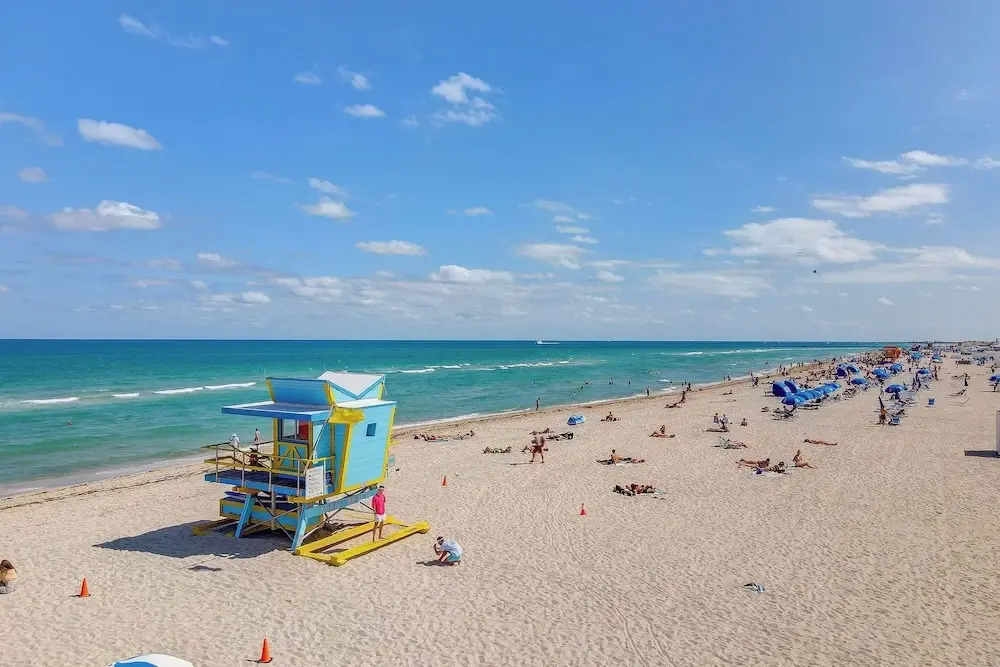 Collins 2 Bedroom with Free Parking by Deco 305