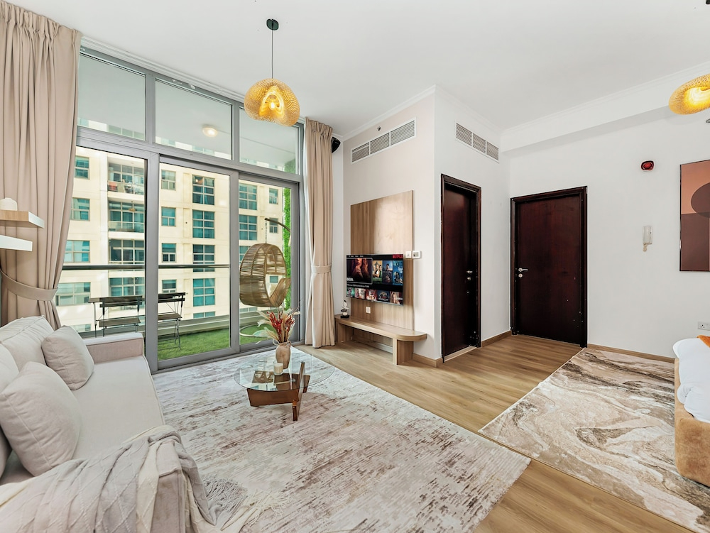 Urban Dubai Marina Stay Near Yacht
