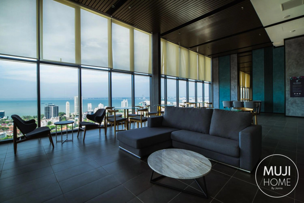 MUJI B&W Studio - Seaview at 218 Tropicana NEAR Komtar Food Heaven Heritage with Netflix