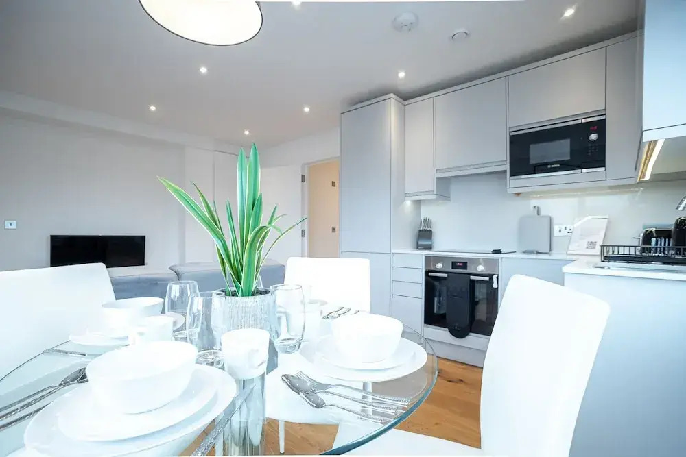 Deluxe & Chic 1 & 2 Bed Apts near Heathrow, Legoland, & Windsor Slough