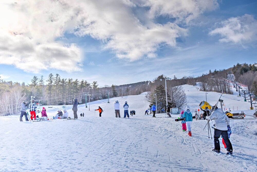 Pet-friendly Gilford Home by Gunstock Ski Mountain