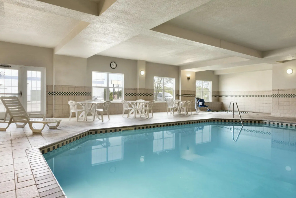 Country Inn & Suites by Radisson, St Cloud East, MN