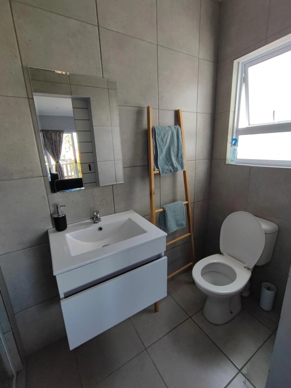 Lovely 2 Bedroom Condo with Balcony And a View!