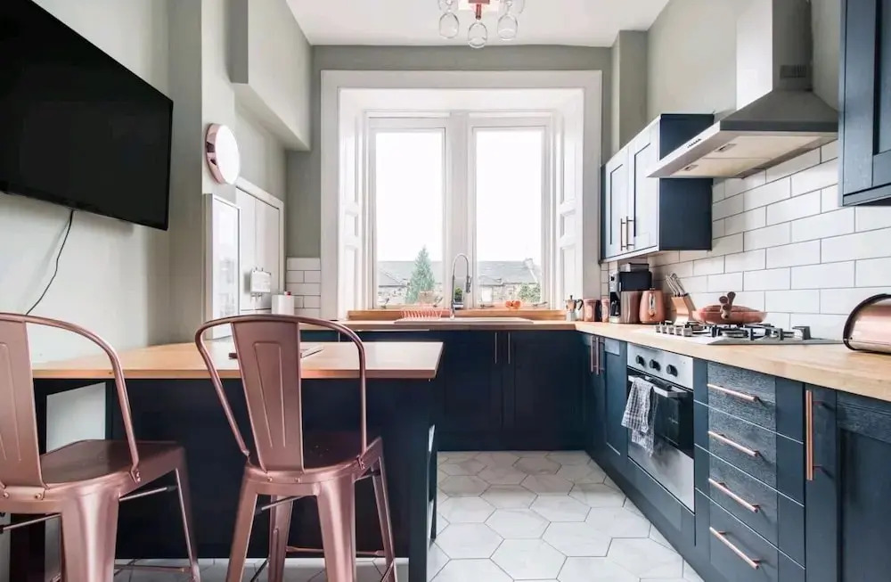 Gorgeous Light Apartment In West End