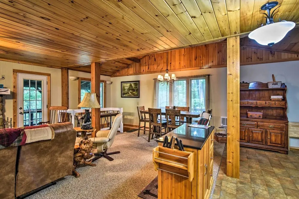 Robbinsville Cabin w/ Deck: 3 Mi to Fontana Lake!