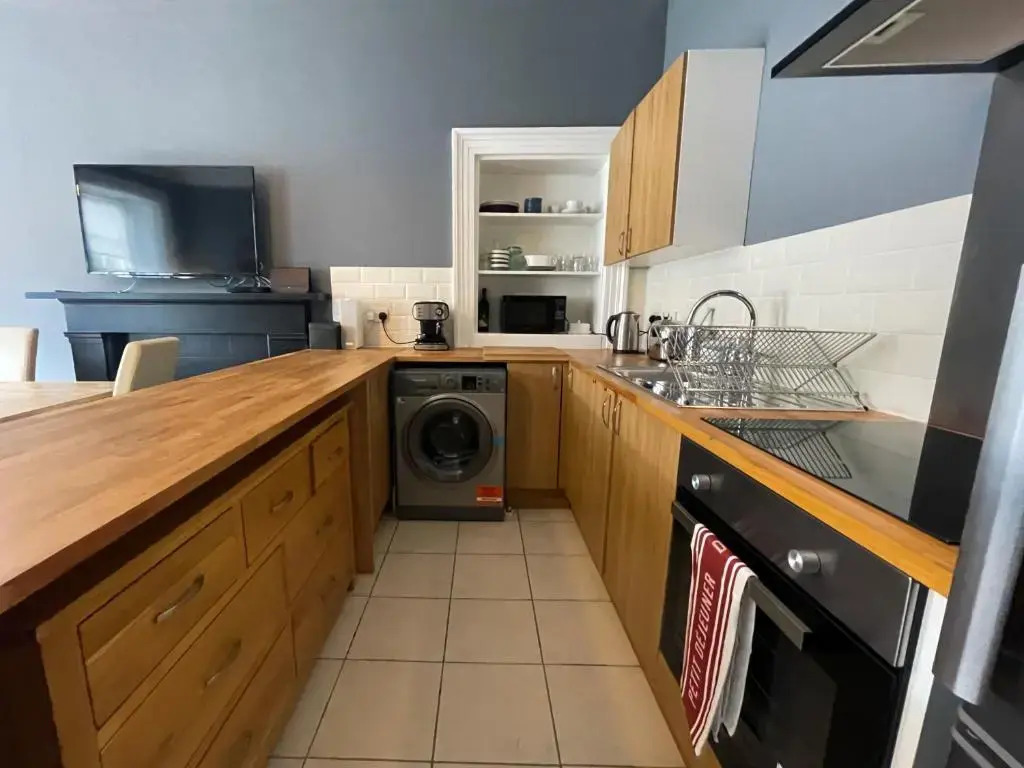 Spacious 3 bedroom Victorian flat City Centre