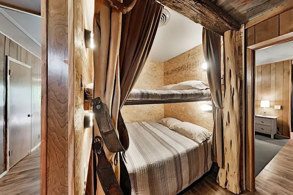 Lucky Goat House: Near Lake & Activities 4 Bedroom Cabin