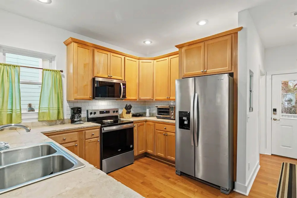 Stay at The Hut! Room for Everyone! 4BR Fun Sleeps 11