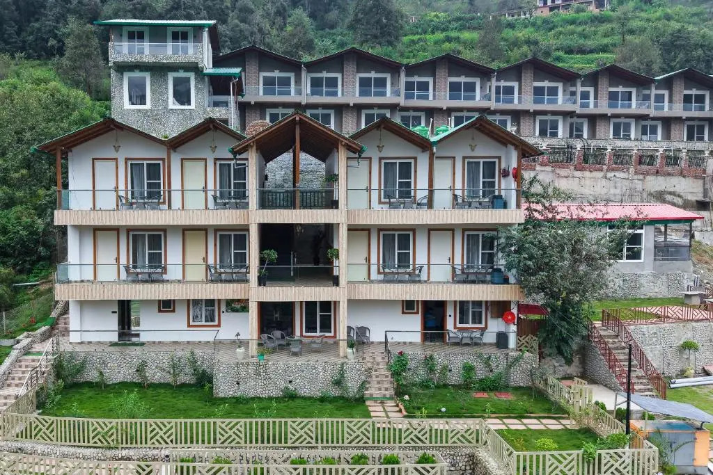 The Hoften Snowia Luxury Stay, Mukteshwar - Near Bhalugarh Waterfall