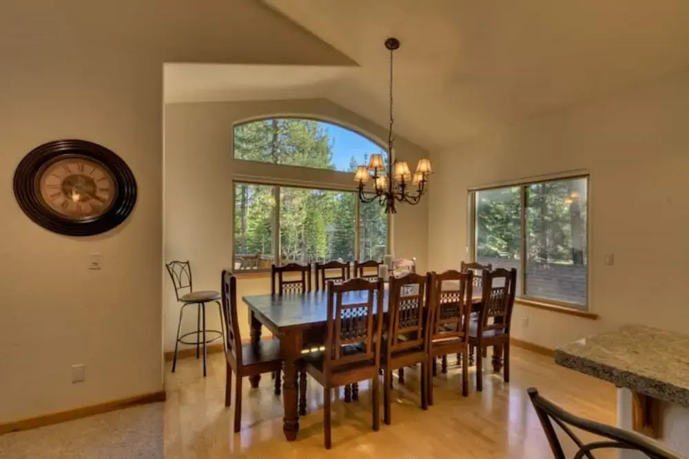 Private Hot Tub, Close to Tahoe's Famous Beaches