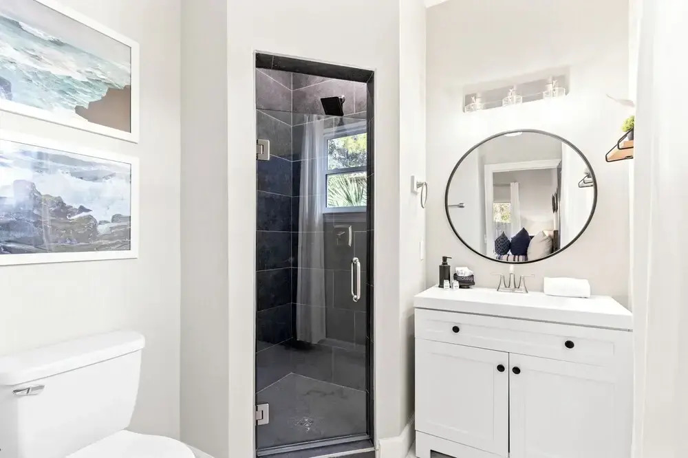 Sailors Cove: 5-bedroom, 4.5 Baths, Sleeps 12! Steps Away From the Beach!