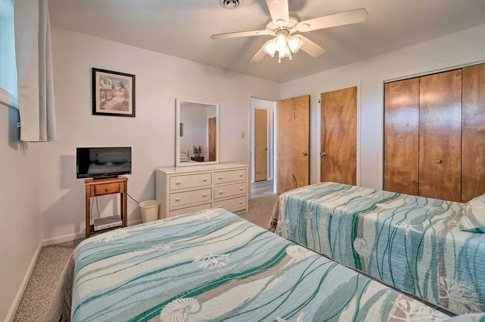 Oak Island Beachfront Condo w/ Community Pool
