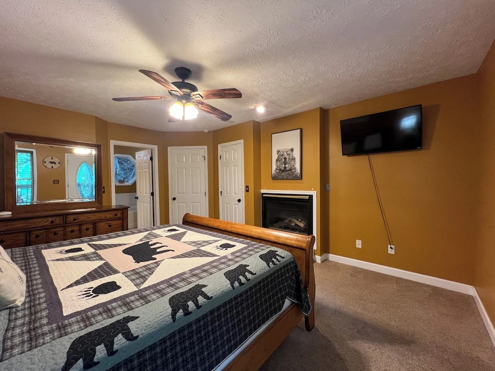 Secluded Cabin for 10 in Chalet Village and Hot Tub