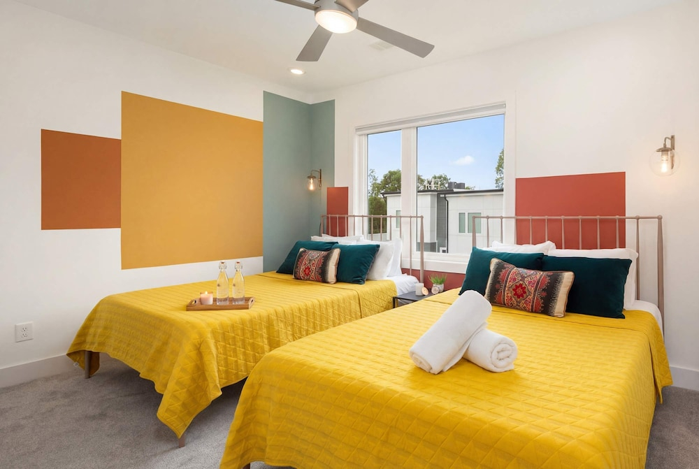 King Suites 3BR Retreat 2-car Garage East Nashville