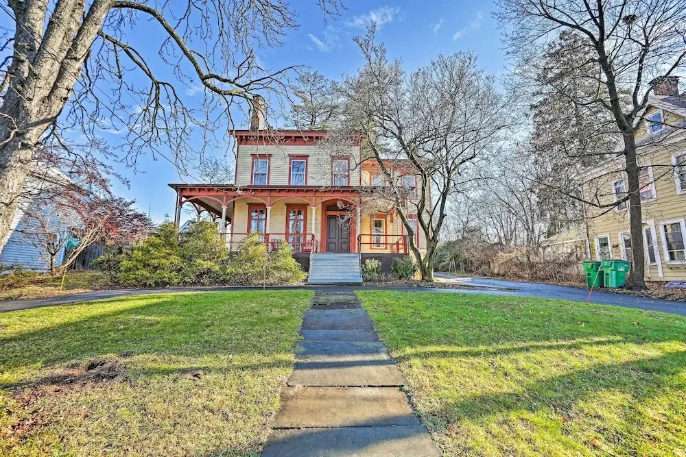 Pet-friendly Apt in 1850's Victorian Mansion!