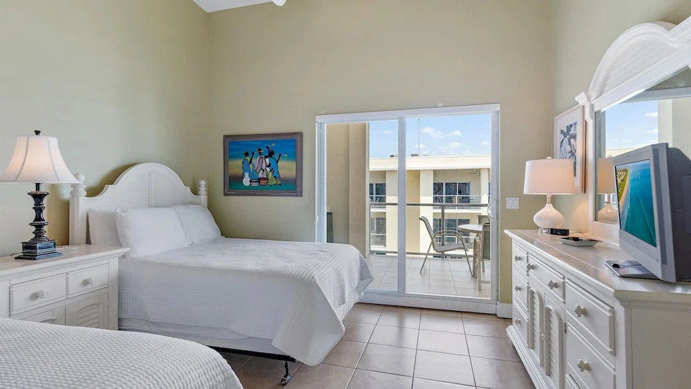 Crescent Siesta Key Charmer 3 Bedroom Condo by RedAwning