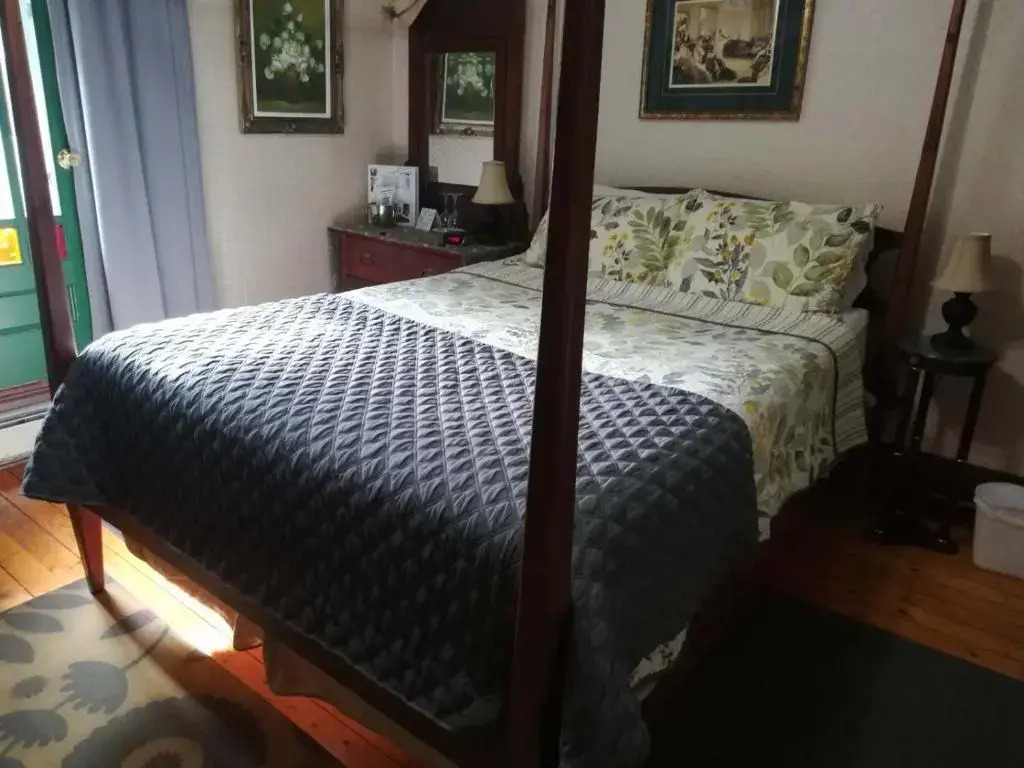 Colonial Charm Inn