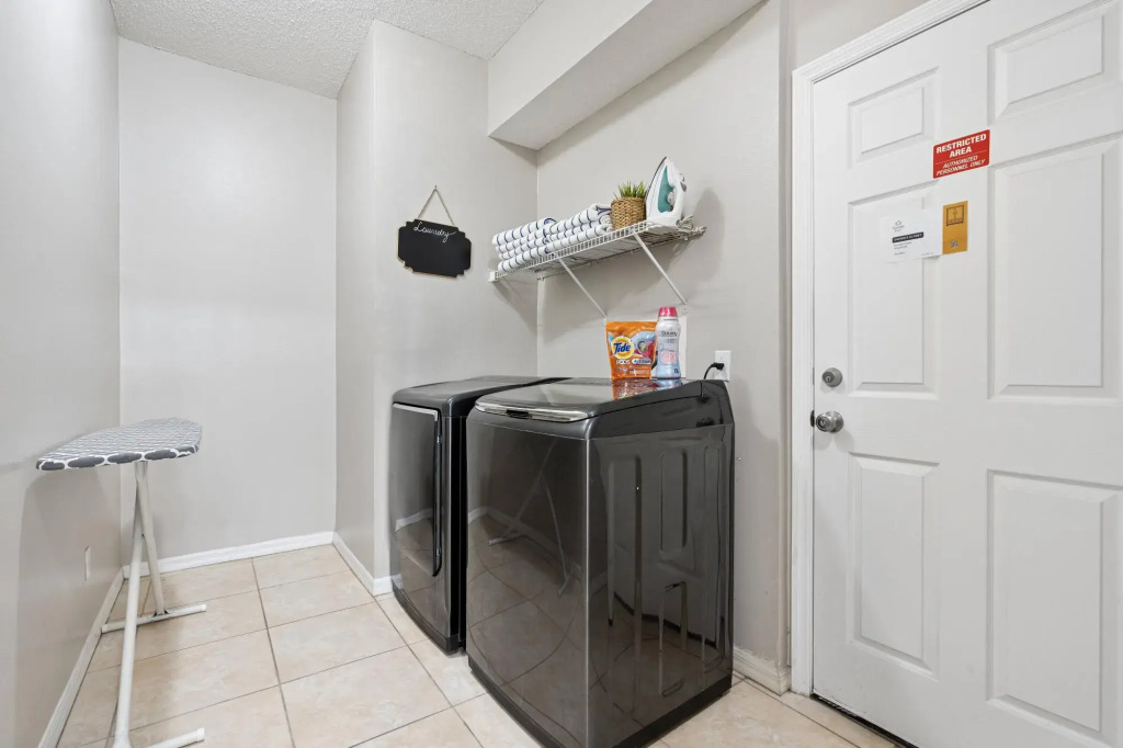 Cozy 5 bedrooms, tranquility right next to Disney!