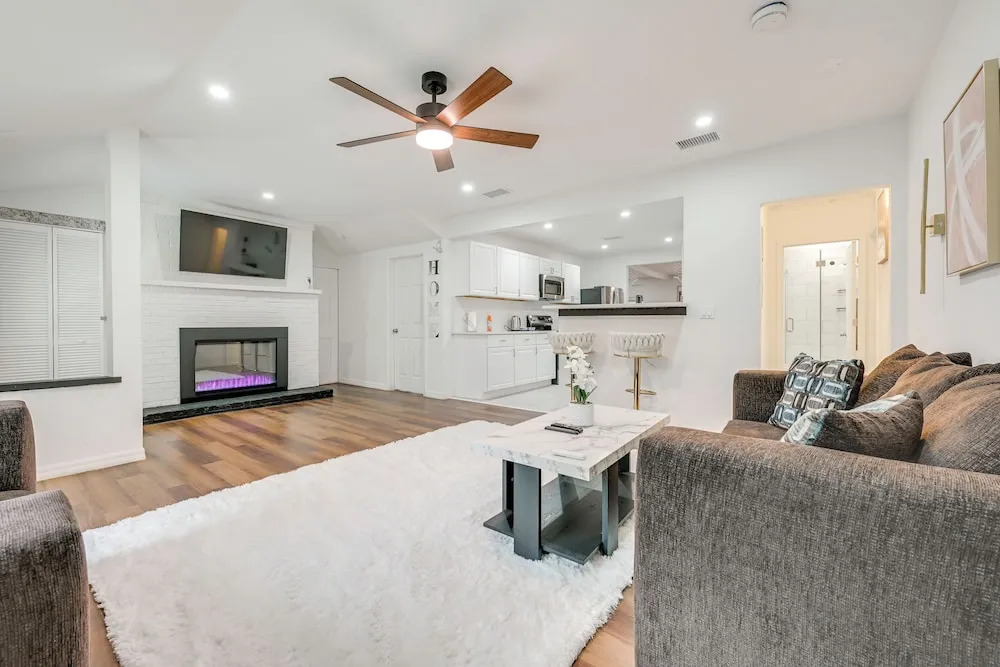 Central Tampa Oasis: Hot Tub & Huge Covered Deck