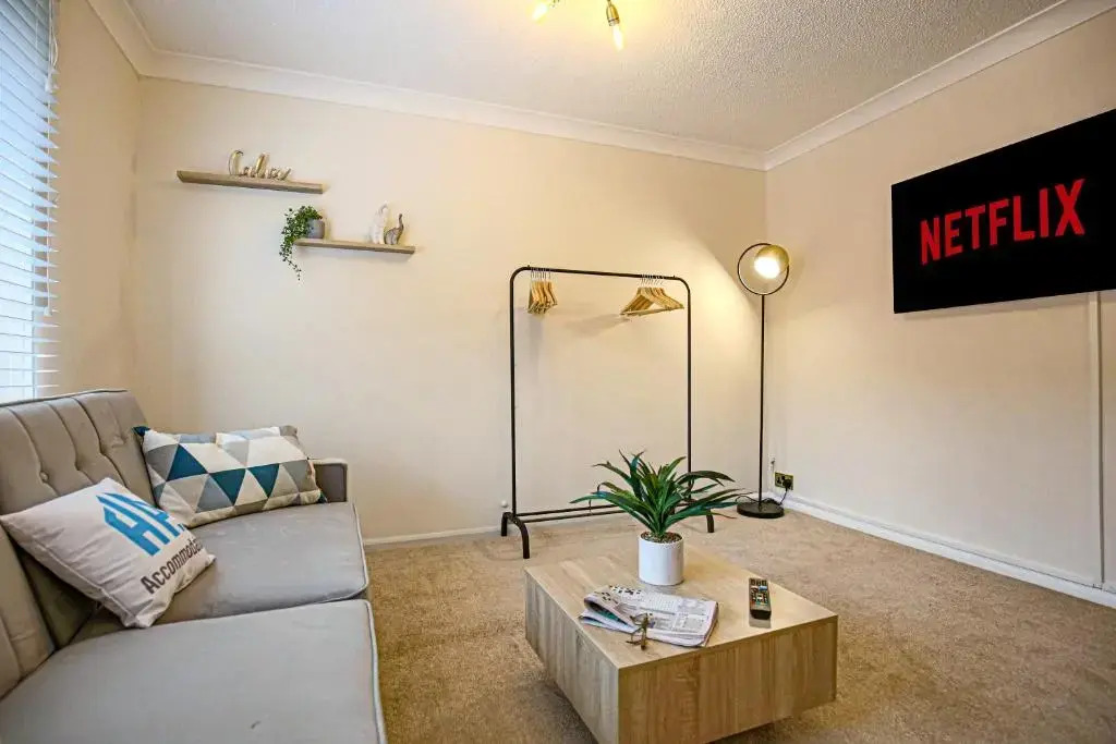 Two Bedroom Bungalow in Milton Keynes by HP Accommodation - Free WiFi & Parking