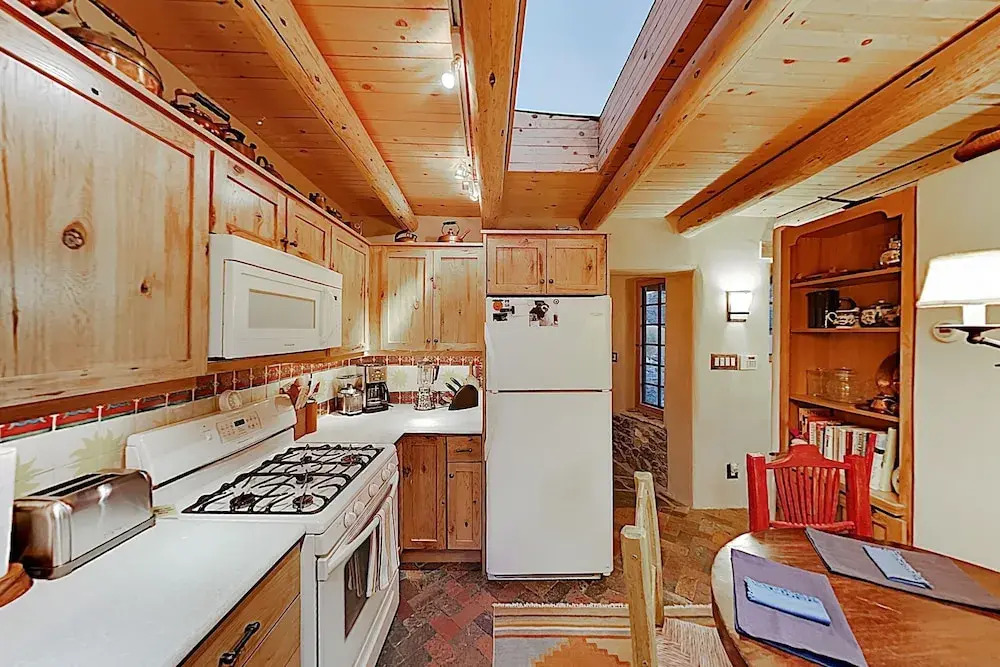 Delightful Home W/ Courtyard, Hot Tub & Fireplaces Home