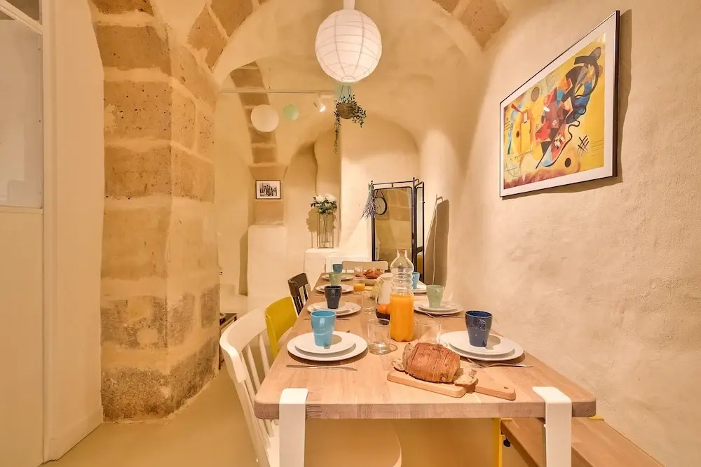 New Stunning 4 Bdrs Apt, With AC – Le Marais