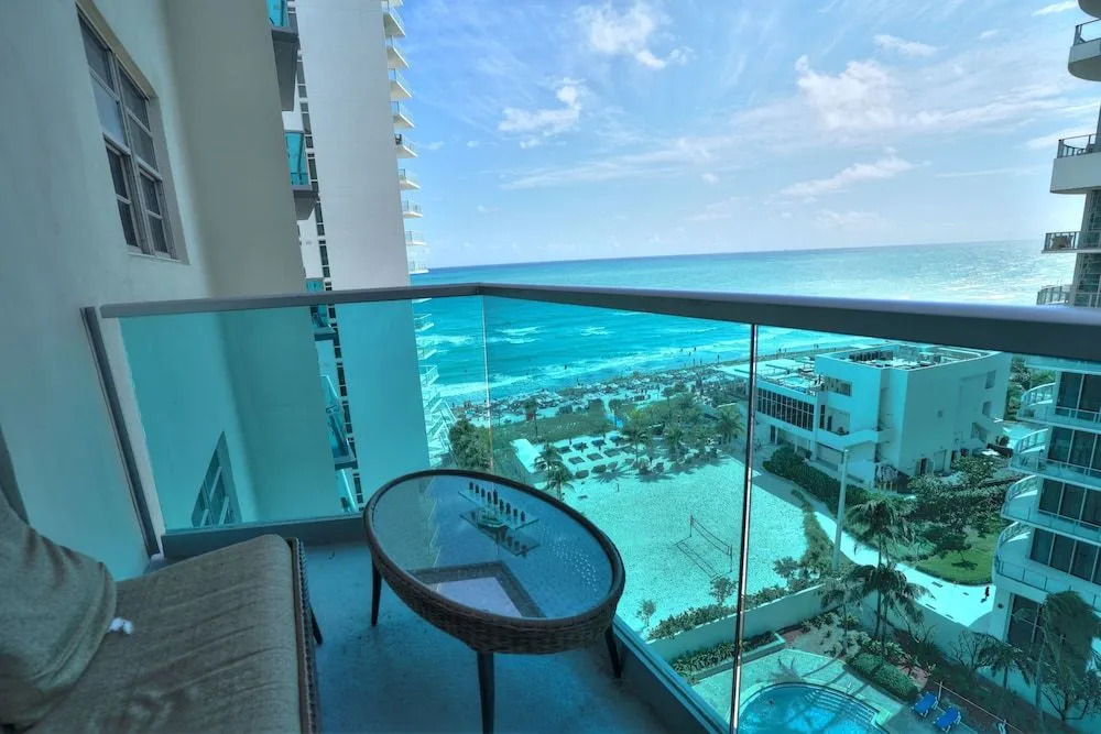 Hollywood apartment by the sea