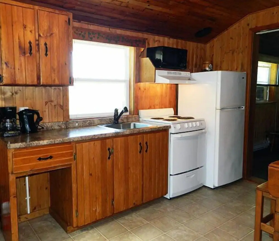 CARLETON INN & COTTAGES