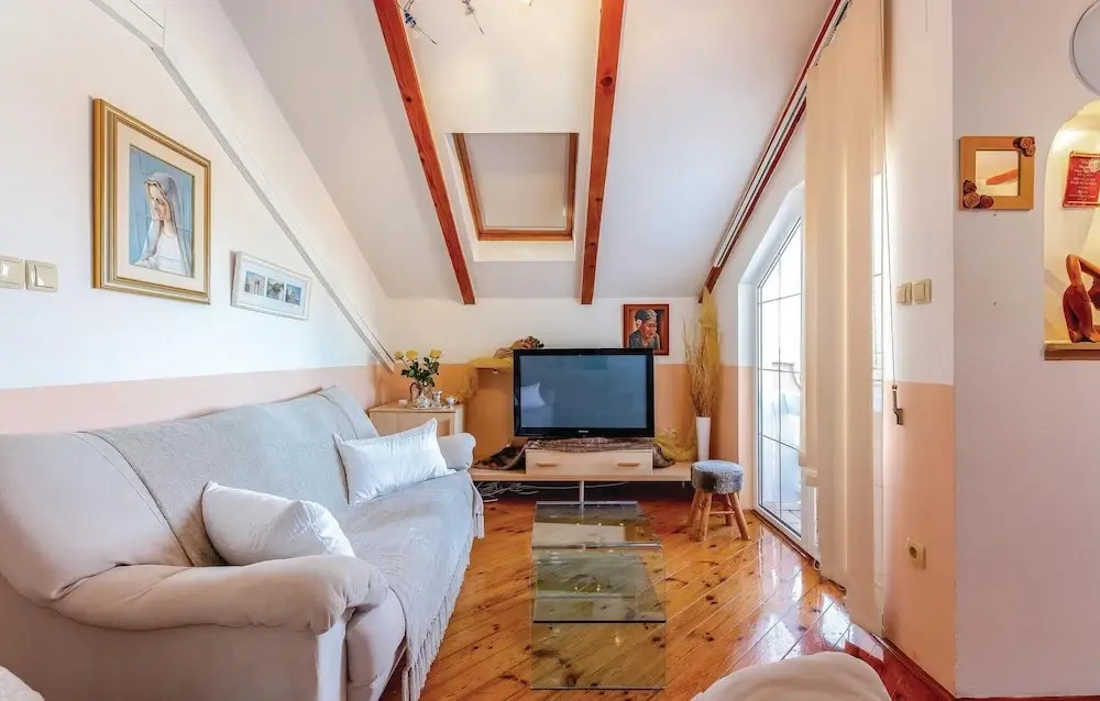 Amazing Home in Dramalj With Wifi, 2 Bedrooms and Outdoor Swimming Pool