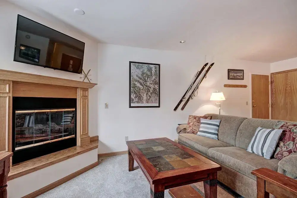 Quaint Winter Hideaway Sleeps 6- Across From Vibrant Main St 2 Bedroom Condo by RedAwning