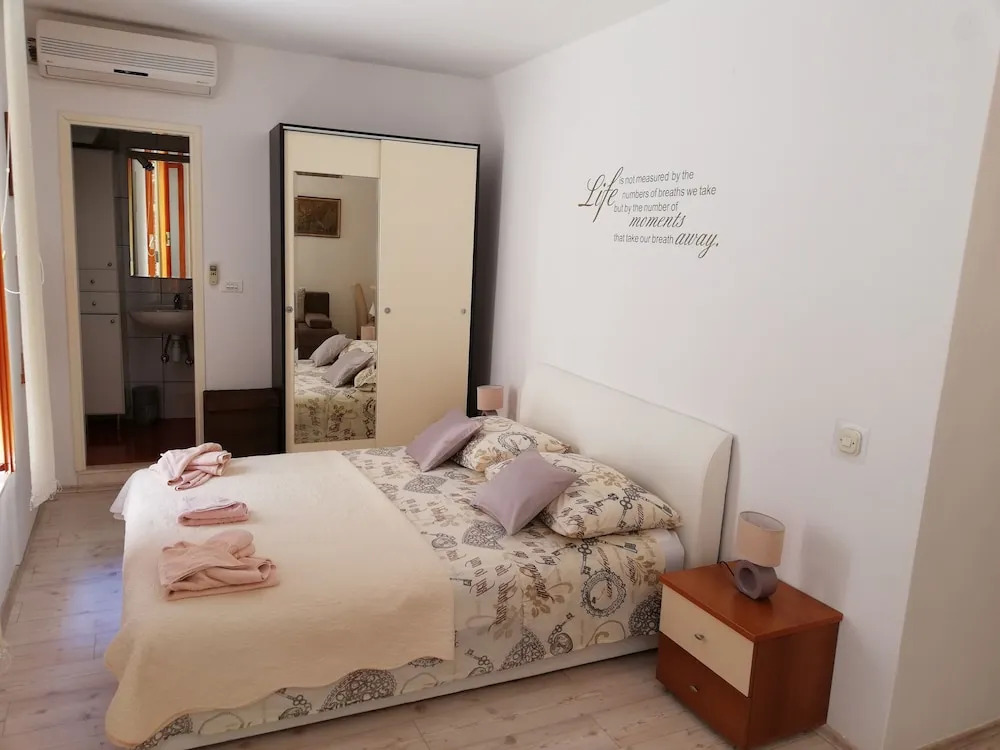M & J Central Suites