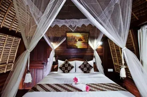 Alam Nusa Bungalow Huts & Spa