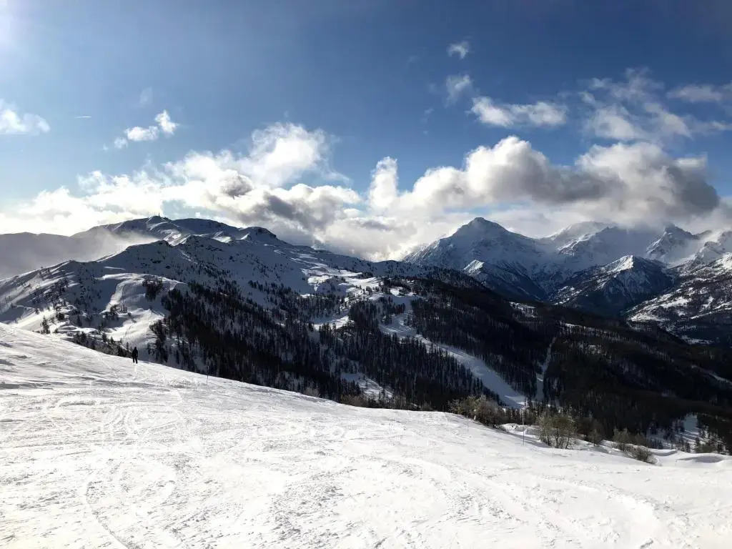 Clotes apartment, 50m from slopes - sleeps 8, 2 bath - Sauze Holiday