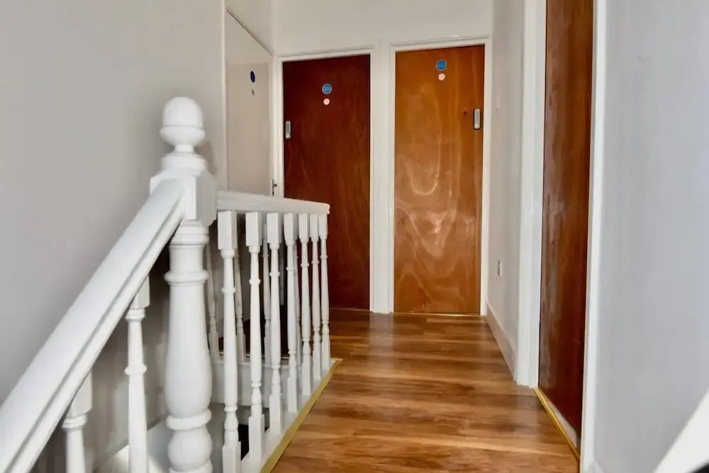Cheer full 4 Bedroom House Train Station