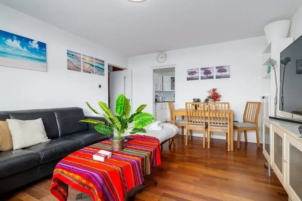 Amazing 2 Bedroom Flat in East London, Fits 5