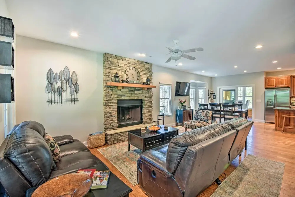 Helen Retreat w/ Hot Tub, 2 Mi to Downtown