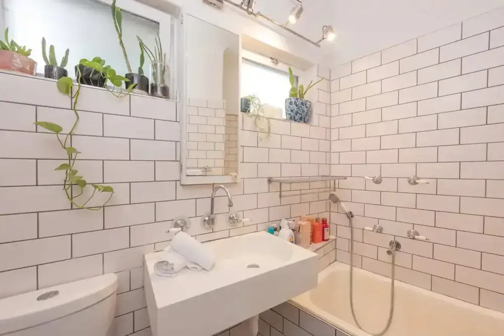 Mid-century 1 Bedroom Apartment on Albert Park With Parking