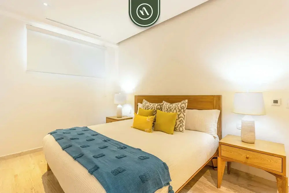 Luxury 2 BR Condo - Oceanview Pool - Gym