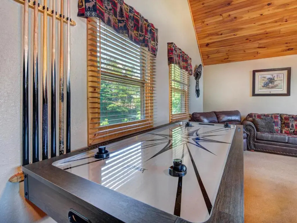 The Moose is Loose, 4 Bedrooms, Mountain View, Hot Tub, Sleeps 10