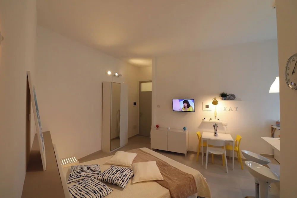 Casa Maya Modern Open-space Apartment Steps From Otrantos Seafront