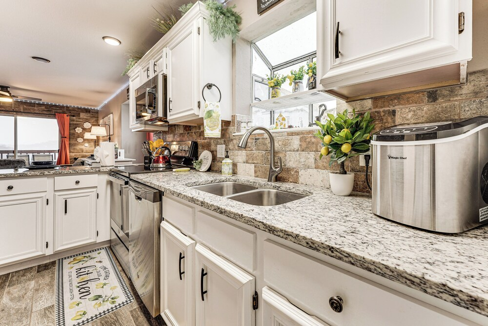 1 Mi to Silver Dollar City! Lake-view Family Haven